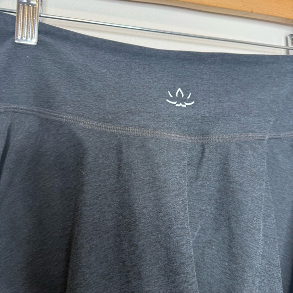Beyond Yoga Heather Charcoal Black Skort Size M - Picture 5 of 7